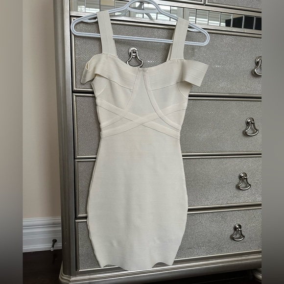 Marciano Cream Off-Shoulder body con Dress - Picture 6 of 7